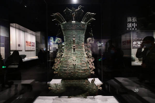 ·莲鹤方壶    壶是青铜酒具的一种，也是青铜礼器的重要种类之一，古人以此器祭神祀祖，飨宴宾客。作为青铜时代极具生命力的一种铜器类别，铜壶的器形不断变化和发展，而莲鹤方壶则是青铜时代承上启下的绝代珍品，也是河南博物院前身河南省博物馆最早的藏品之一。