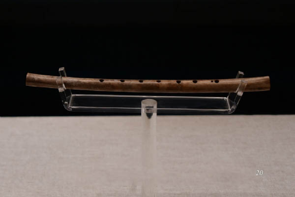 ·贾湖骨笛   这是一支来自远古的笛子，它出土于河南中部淮河上游流域的舞阳贾湖新石器时代遗址中，以鹤类禽鸟中空的尺骨制成，可以演奏出近似七声音节的乐曲。它的出土，改写了中国音乐起源的时间和历史，是中国古代音乐文明史的奇迹。